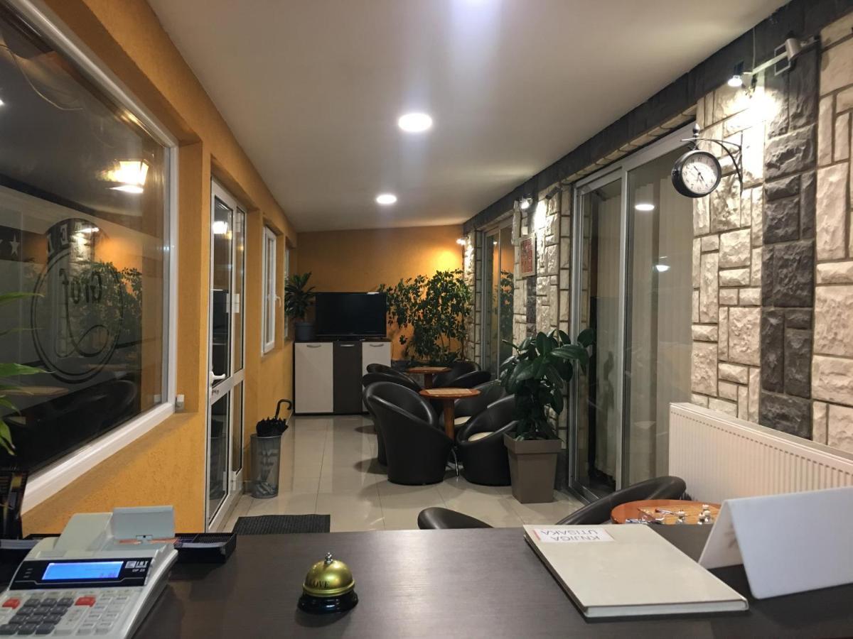 Hostel Grof Mrčajevci エクステリア 写真